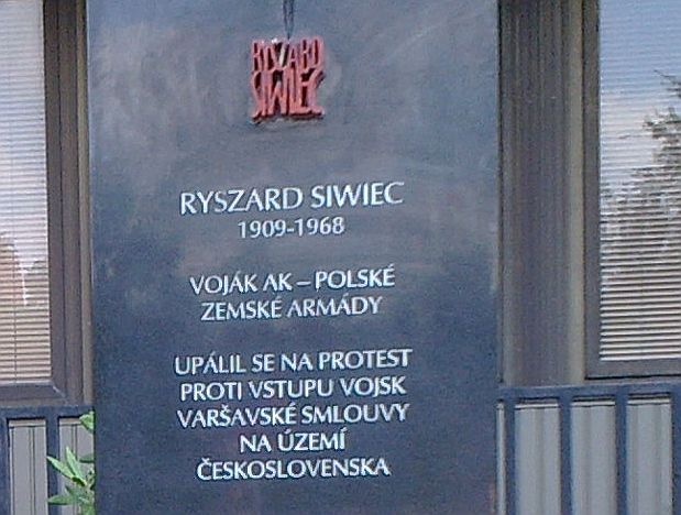 Černý obelisk věnovaný památce Poláka Ryszarda Siwiece, který se v září 1968 na protest proti okupaci Československa veřejně upálil, stojí od pátku v Praze.
 Snímek byl pořízen mobilním přístrojem Nokia N86 8MP . | Foto: Michal Štůsek