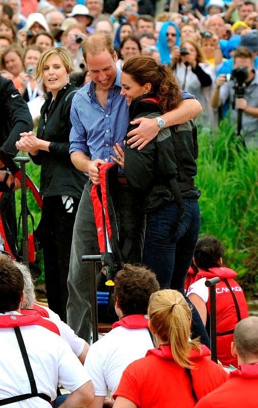 Na podzim se začalo v Británii šuškat, že Kate čeká dítě, urozeného potomka se ale zatím monarchie nedočkala. (Snímek z listopadové návštěvy Kanady.) | Foto: Reuters