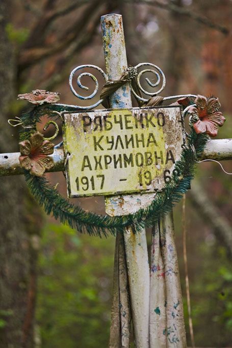 Díky umělým květinám vypadá stále používaně, rodáci jej stále navštěvují. | Foto: Ondřej Hruška