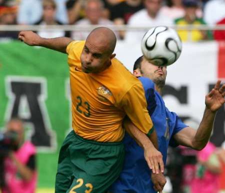 Australan Marco Bresciano (vlevo) v hlavičkovém souboji s Gianlucou Zambrottou z Itálie. | Foto: Reuters