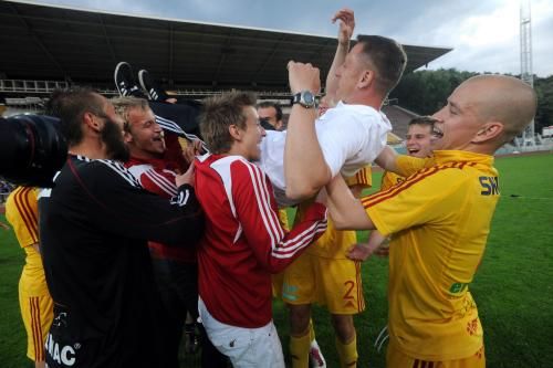 Fotbalisté pražské Dukly vyhazují do vzduchu trenéra Luboše Kozla | Foto: ČTK