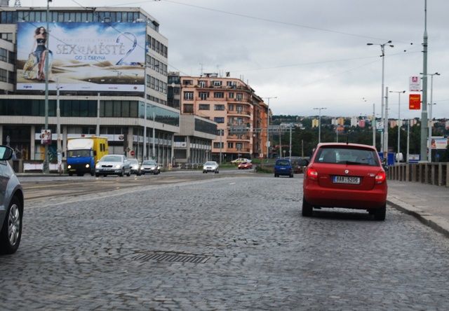 Chybějící vodorovné značení na Hlávkově mostě v Praze | Foto: Radek Pecák