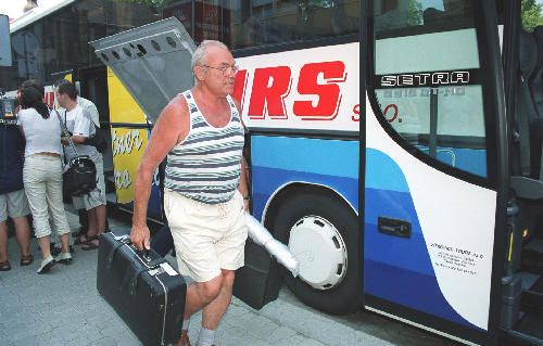 Pavel Pastorek z Karviné vystupuje z autobusu cestovní kanceláře Vítkovice Tour, který 17. července 2003 dovezl z Chorvatska do Ostravy skupinu klientů zkrachované cestovní kanceláře Harmonie Medical. | Foto: čtk