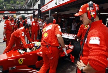 Michael Schumacher v boxech Ferrari. | Foto: Reuters