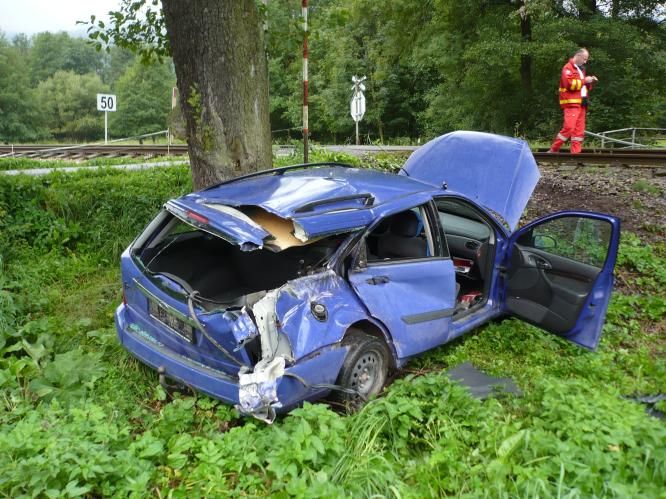 Řidič utrpěl jen lehká zranění | Foto: HZS Pardubického kraje