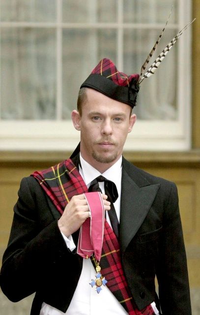 11. 2. - Alexander McQueen, světoznámý návrhář - Britský návrhář Alexander McQueen si vzal život jen pár dní poté, co zemřela jeho matka Joyce. McQueen byl nalezen ve svém luxusním bytě v centru Londýna, kde se oběsil. 
McQueenův talent ocenila nejedna hvězda. Oblékal například topmodelky Naomi Campbell, Kate Moss nebo herečku Sarah Jessica Parker. 
Ostatně Kate Moss mu vděčí za svůj comeback. Byl totiž mezi prvními, kdo opět vsadil na její tvář po modelčině kokainovém skandálu. 
 Připomeňte si tuto osobnost ve článku zde . | Foto: Reuters