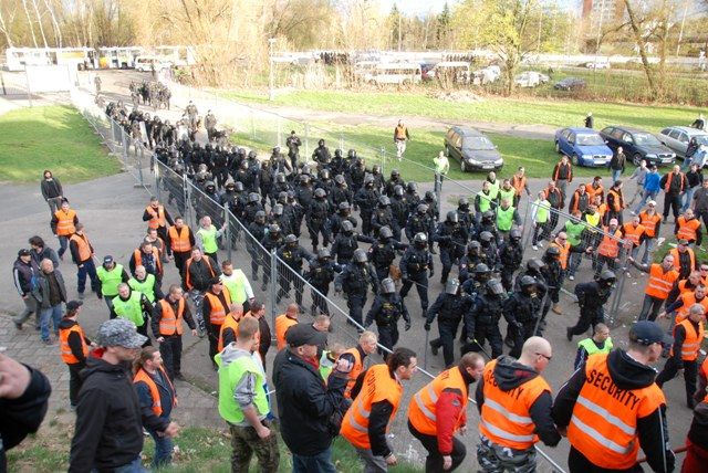 Zásah policie proti ostravským fanouškům po druhém gólu Hradce | Foto: Magistrát města Hradec Králové