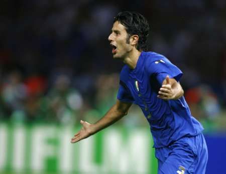 Fabio Grosso slaví rozhodující penaltu, díky níž se Italové stali mistry světa. | Foto: Reuters