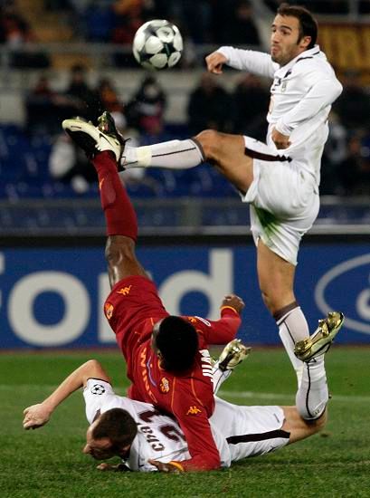 Juan z AS Řím v souboji s hráči Bordeaux | Foto: Reuters