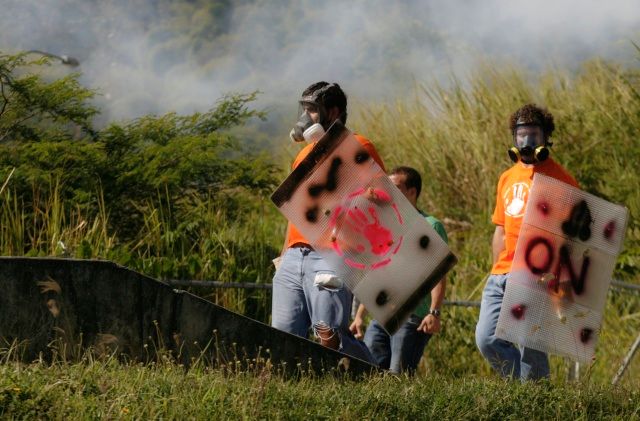 Někteří venezuelští studenti přišli na demonstraci patřičně vybaveni | Foto: Reuters