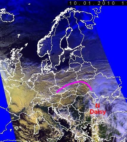 Obrázek z družice, kde je zakraslen střed tlakové níže Daisy u Černého moře a s ní spojený frontální systém, který je nad Moravou a Slezskem. Během noci a pondělí se bude tlaková níže vyplňovat, slábnout a v úterý už počasí ve střední Evropě ovlivňovat nebude. | Foto: Meteopress