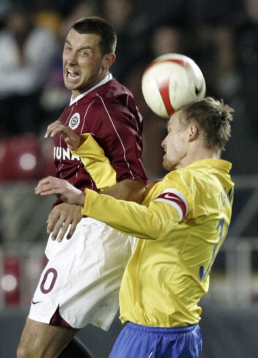 Sparťan Miroslav Slepička v hlavičkovém souboji s Hannu Tihinenem z FC Curych v úvodním zápase základní skupiny Poháru UEFA. | Foto: Reuters