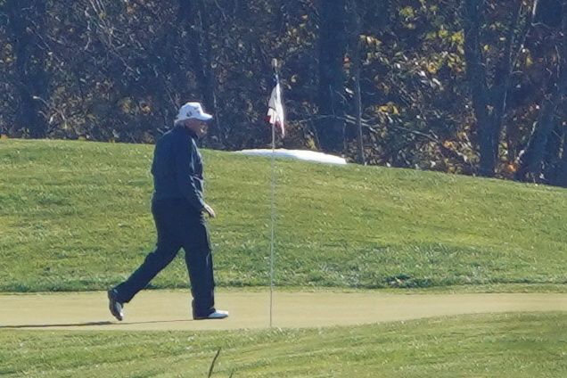 Prezident USA Donald Trump se o své volební porážce dozvěděl, když hrál golf. | Foto: Reuters