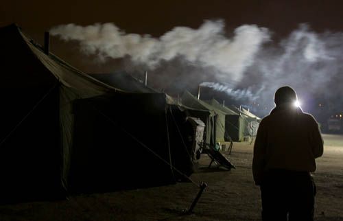 Po desáté pohyb před stany ustal. Venku se pohybovali jen pracovníci Naděje, kteří celou noc chodili do stanů přikládat. | Foto: Ondřej Besperát, Aktuálně.cz