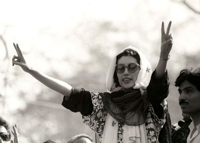 Duben 1986: Benazír Bhuttová ukazuje svým příznivcům ve městě Lahore symbol "V" neboli vítězství. | Foto: Reuters