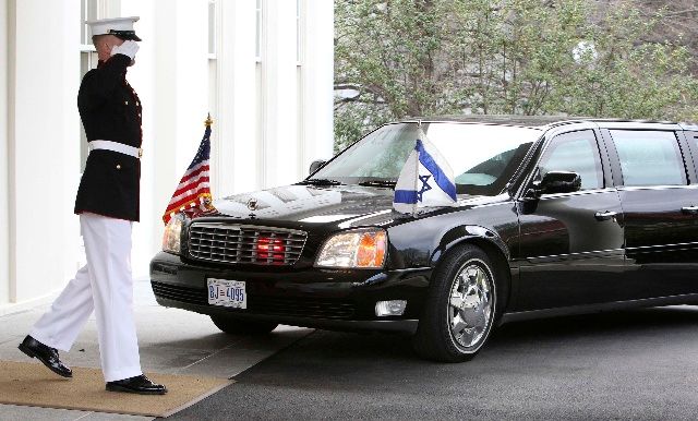 Netanyahu přijíždí do Bílého domu, Obama jej přivítat nepřišel. | Foto: Reuters