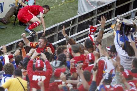 ... a poté i se srbskými fanoušky | Foto: Reuters