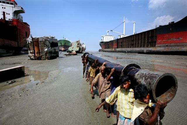 Bangladéš - Každým rokem doslouží stovky velkých zaoceánských lodí. Jejich poslední plav­ba většinou končí v Bangladéši, na pláži blízko Chittagongu, největším vrakovišti lodí na světě.  Čtvrtina z desetitisíců místních zaměstnanců jsou chlapci mladší 18 let, desetina děti mladší 12 let. Na vrakovišti se cení fyzická síla, na vyvíjející se dětský organismus se ne­bere zřetel.  Manipulace s těžkými předměty vede k deformacím páteře, kostí a kloubů. Děti bývají svědky vážných zranění či smrti svých spolupracovníků a rodinných příslušníků. Bez ochranných pomůcek manipulují s ohněm a pracují ve výškách, bosy nebo v sandálech chodí hlubokým pískem plným kovových střepů.  Zlomeniny nohou způsobené pádem železných lodních dílů patří mezi běžné úrazy. Bylo zjištěno, že děti do 17 let jsou na stavbách a v podobném prostředí zraněny dvakrát častěji než dospělí nad 25 let. Zraněné dítě je navrá­ceno rodině, o odškodném či úhradě účtu v nemocnici nemůže být řeč. | Foto: Alžběta Jungrová / Člověk v tísni