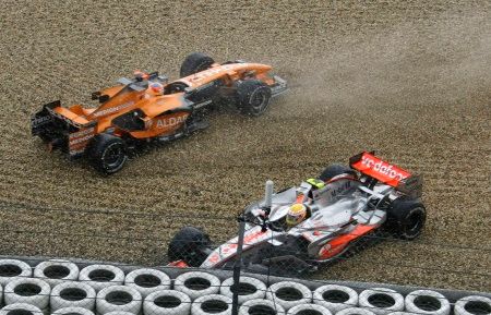 Mokrá trať na Nürburgring během VC Evropy stála za velkým počtem kolizí - McLaren Mercedes Hamiltona a Spyker Alberse. | Foto: Reuters