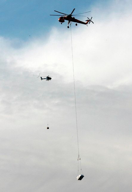 O dopravu sněhu se staraly helikoptéry | Foto: Reuters