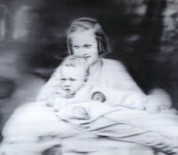 Obraz Richterovy tety Marianne, která drží na klíně sama autora. Jako mentálně postižená zahynula v ústavu pro choromyslné. | Foto: Gerhard Richter