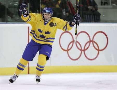 Švédská hokejistka Maria Roothová oslavuje vítěznou branku v rozhodujícím nájezdu při semifinálovém klání s USA. | Foto: Reuters