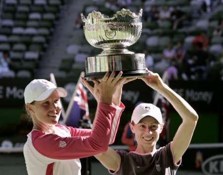 Vítězky čtyřhry žen na Australian Open Liezel Huberová z Jižní Afriky (vlevo) a Cara Blacková ze Zimbabwe. | Foto: Reuters