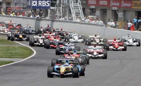 Fernando Alonso s Renaultem se krátce po startu dostal do čela Velké ceny Kanady. | Foto: Reuters