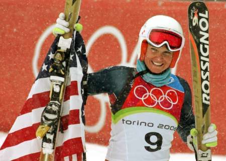 Julia Mancusová se raduje s americkou vlajkou z vítězství v obřím slalomu. | Foto: Reuters