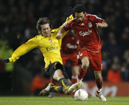 Tomáš Rosický z Arsenalu (vlevo) se snaží zastavit liverpoolského Jermaine Pennanta. | Foto: Reuters