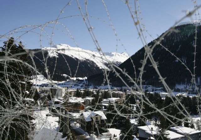 Pohled na Davos přes ostnatý drát, který je součástí bezpečnostních opatření. | Foto: Reuters