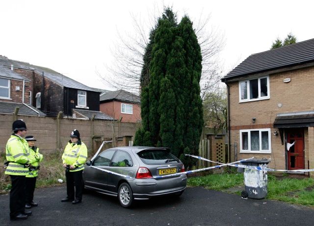 Policie hlídá dům v Manchesteru. Kvůli chybě svého velitele Boba Quicka museli policisté zatýkat za denního světla | Foto: Reuters