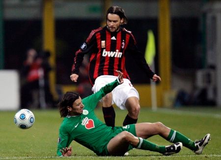 Marek Jankulovski v souboji se Zaccardem z Wolfsburgu. | Foto: Jiří Šidliák, Reuters