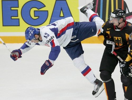 Němec Robin Breitbach (vpravo) podráží v zápase základní skupiny C MS proti Slovensku Tomáše Surového. | Foto: Reuters