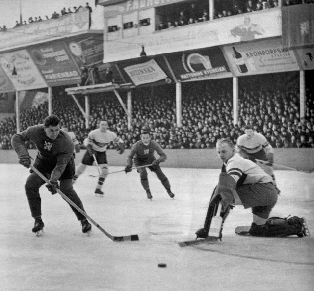 Mistrovství světa v ledním hokeji v Praze na Štvanici (únor 1938) - utkání ČSR-Německo, které skončilo naším vítězstvím 3:0 (dobový text). | Foto: ČTK