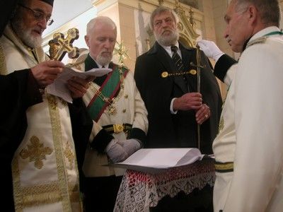 Okamžik vzniku karlovarské komendy. Povede ji Ivan Medek. Požehnání dostává od patriarchy Antiochie, Alexandrie a Jeruzaléma Řehoře III. | Foto: Aktuálně.cz