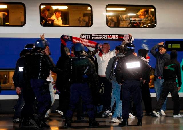 Problémy byly i s tím, jak rozvášněné fanoušky dostat do zpět na cestu domů. | Foto: Reuters