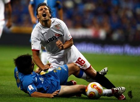 Antonio Puerta ze Sevilly je tvrdě atakován Cosminem Controu z Getafe ve finále španělského poháru. | Foto: Reuters