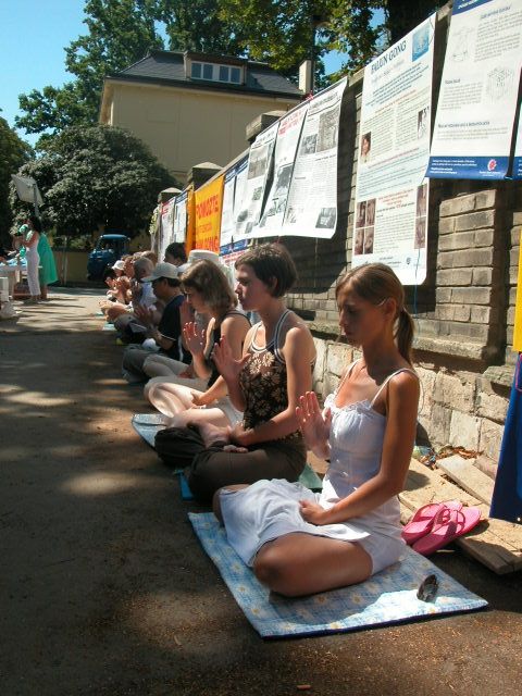 Praktikující Falun Gong během tichého 24hodinového protestu před čínskou ambasádou v Praze | Foto: Roman Staněk, Aktuálně.cz