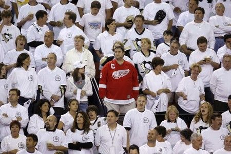 Zřejmě do špatného sektoru si koupil lístek tento fanda Detroitu. | Foto: Reuters