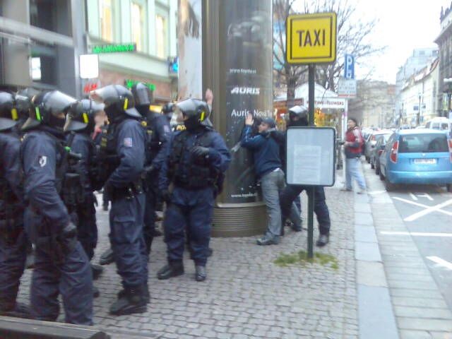 Dělbuchy zaduněly v sobotu v 5 odpoledne i v ulici Na Příkopě. Vzápětí zaplnily střed Prahy dodávky zásahové policie a kordony těžkooděnců. Většina násilnických fanoušků se rozutekla mezi turisty, několik méně šťastných bylo zatčeno. (fotografie z mobilní MMS) | Foto: Sabina Slonková