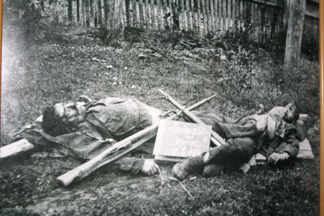 Fotografie Nikoly Šuhaje (vlevo), zastřeleného českými četníky. Vedle něj leží tělo jeho mladšího bratra. | Foto: Martin Novák