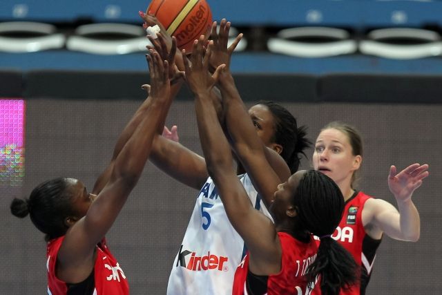 Nwal-Endene Miyemová, Alisha Tathamová, Tamara Tathamová a Kimberley Smithová v Ostravě. Mistrovství světa v basketbale žen. | Foto: ČTK