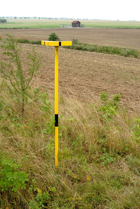 Tyto žluté tyče - takzvané "trasírky" - označují vedení ropovodu na zemi. | Foto: MERO ČR, a.s.