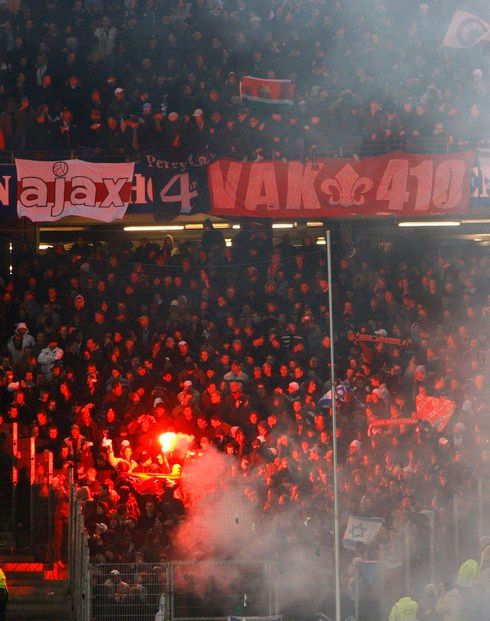 Kotel fanoušků Ajaxu před začátkem utkání s Hamburkem. | Foto: Sport