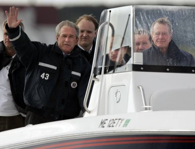 Prezidenti se projeli na lodi. George W. Bush mává z paluby člunu Fidelity III. Ruského prezidenta není moc vidět, cloní mu kryt. Na kraji je pak vlastník člunu, exprezident Bush. | Foto: Reuters