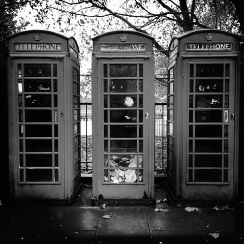 Telefonní budky, jeden ze symbolů Londýna, plní mnohdy účel odpadkového koše. | Foto: Libor Fojtík