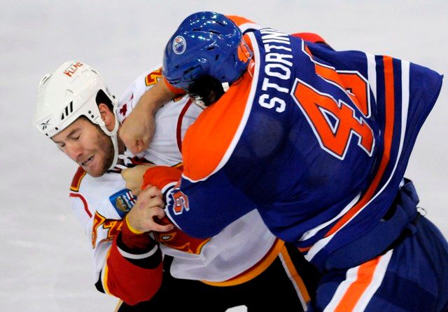 Calgary má ovšem na pěstní souboje jiné kalibry. Takto se například pral Brandon Prust se Zackem Stortinim. | Foto: Reuters