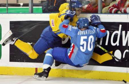 Christian Borgatello (v modrém) z Itálie dostává bodyček od Ukrajince Oleksandra Matěruchina. | Foto: Reuters