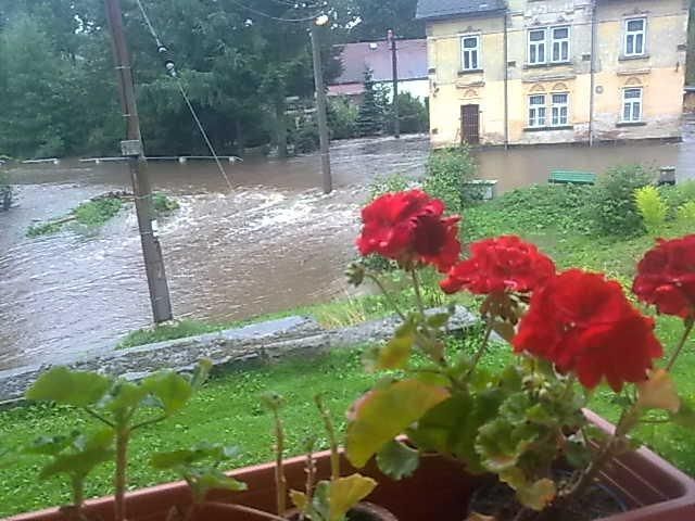 Silnice do obce Severní je uzavřena, jsou vidět jenom zbytky zábradlí u silnice. | Foto: Miroslav Čapek